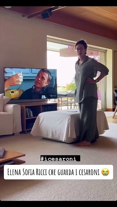 Elena Sofia Ricci reagisce guardandosi in tv, 'Non avevo il doppio mento'