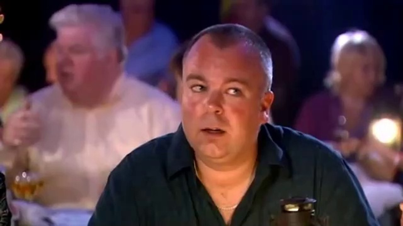 Benidorm S1/E5: Hilarious Quiz Night & Beach Bet with Johnny Vegas & More 🎉