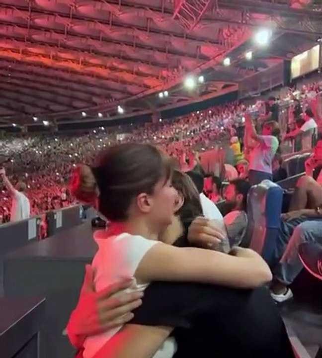 Andrea Delogu abbraccia il fidanzato Luigi Bruno