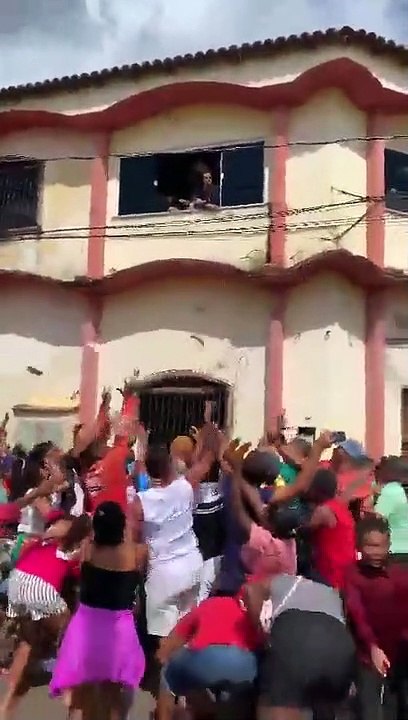 Vereador joga R$ 300 mil pela janela da Câmara alegando suborno do prefeito