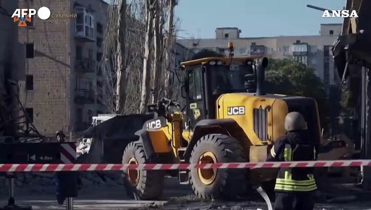 Ucraina, soccorritori al lavoro dopo l'attacco russo a Pokrovsk