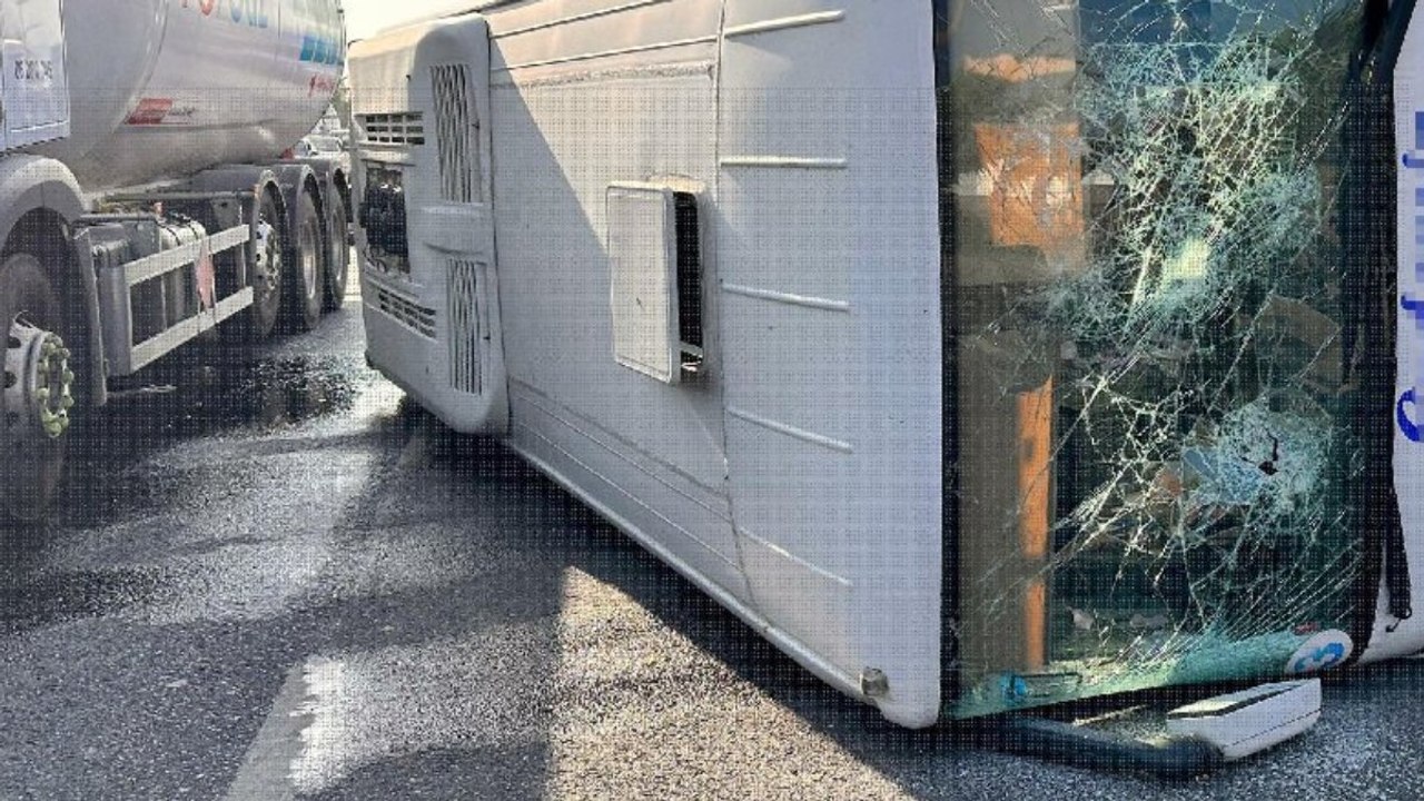 Manisa'da işçi servisi devrildi