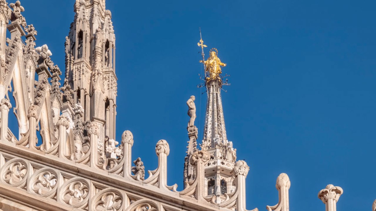 Zwei Männer steigen auf Mailänder Dom