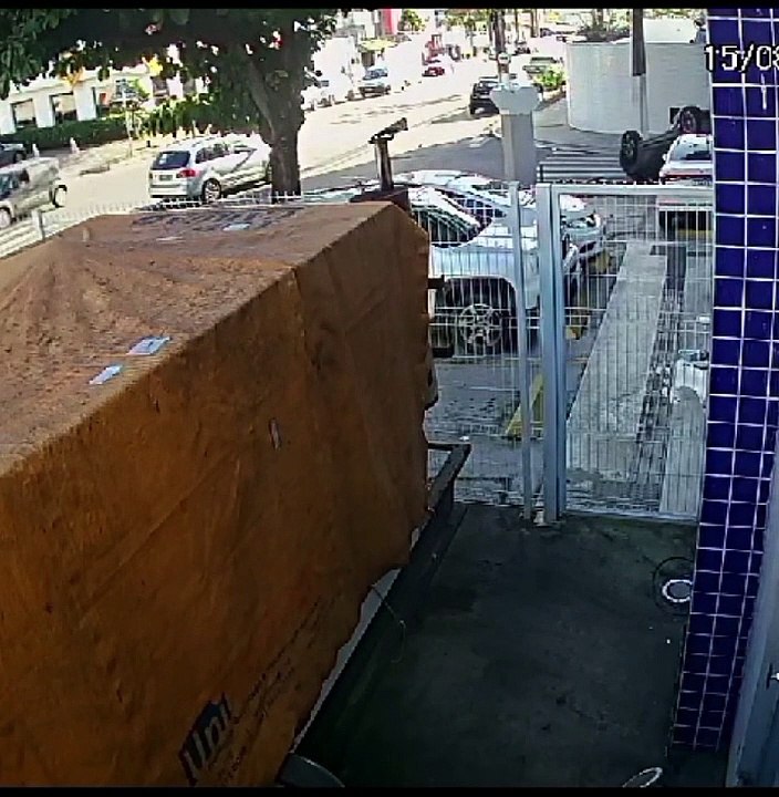 Vídeo flagra o momento em que carro capota na Ponta Verde