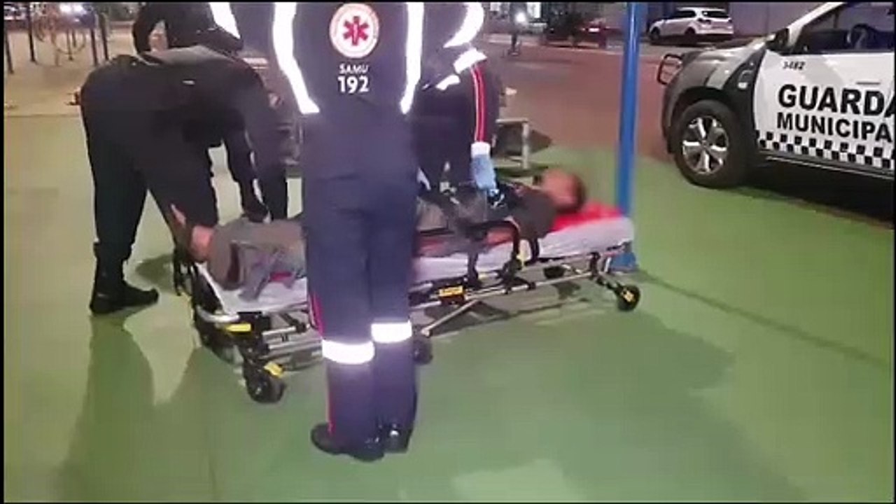 Falando em inglês: homem que ameaçava populares em parquinho é atendido em surto