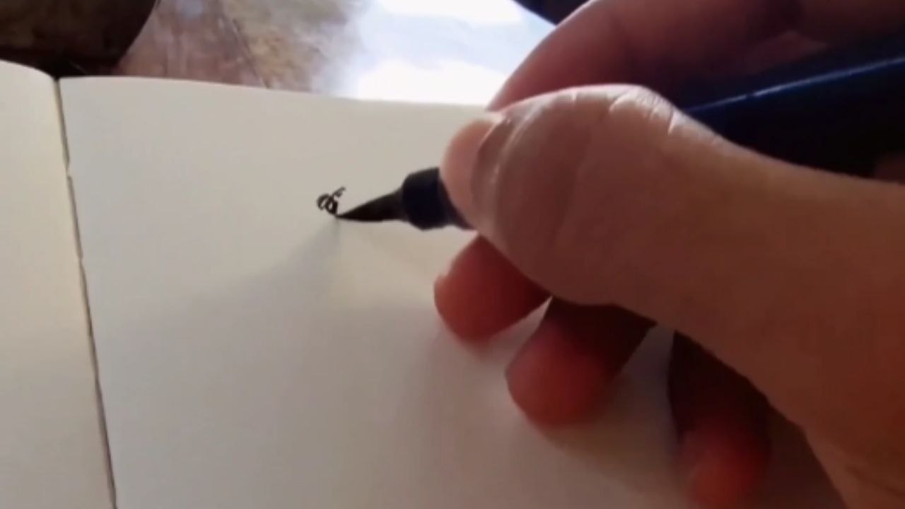 Observant artist seamlessly live-sketches a stranger engrossed in his work