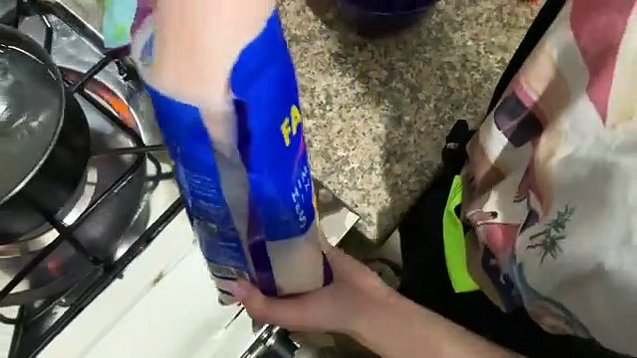 Hania Amir || APNA_KHANA_KHUD_BANAO___HANIA___GOHAR___FOOD___VLOG_7