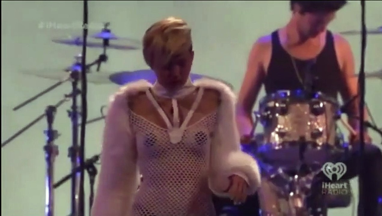 Miley Cyrus chante son titre "Wrecking Ball" à moitié nue