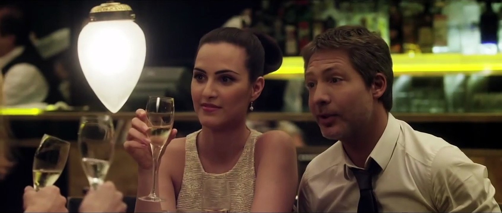 Dos más dos Bande-annonce (EN)