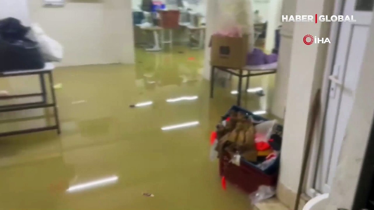 İstanbul'u kuvvetli sağanak vurdu, uyarılar peş peşe geldi: Yollar göle döndü, birçok yeri su bastı