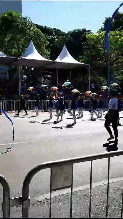 Alunos do Centro de Ensino Fundamental 11 do Gama apresentam o frevo, dança originária de Pernambuco, durante desfile de 7 de setembro