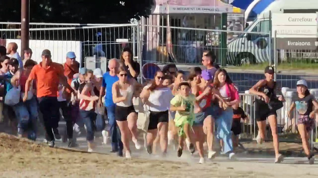 Des fans courent pour être au 1er rang du concert de Jenifer