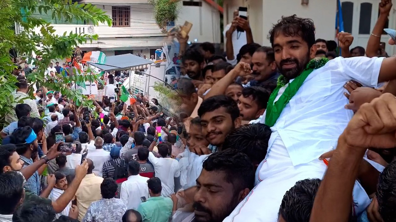 ചാണ്ടി ഉമ്മനെ നിലം തൊടാതെ പറപ്പിച്ച് UDF പ്രവർത്തകർ | Chandy Oommen Celebration