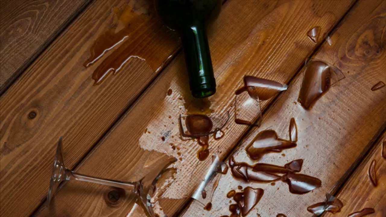 Seniorin schlägt Ehemann mit Weinflasche auf den Kopf