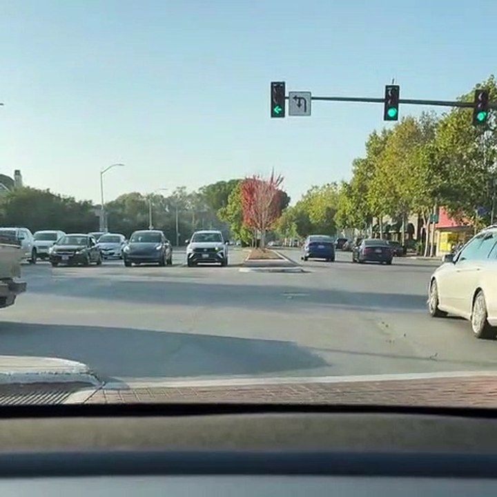 Cybertruck en U-Turn