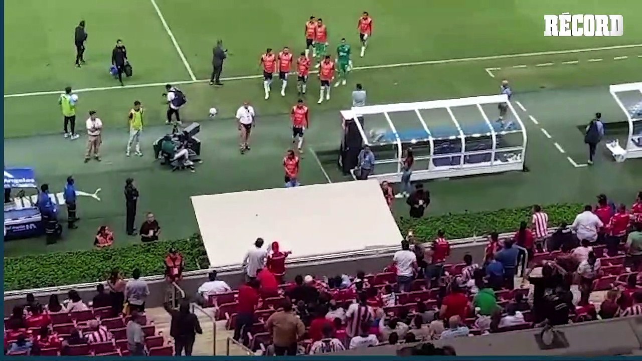 Los ABUCHEOS de la afición rojiblanca hacia Chivas después de la derrota en casa