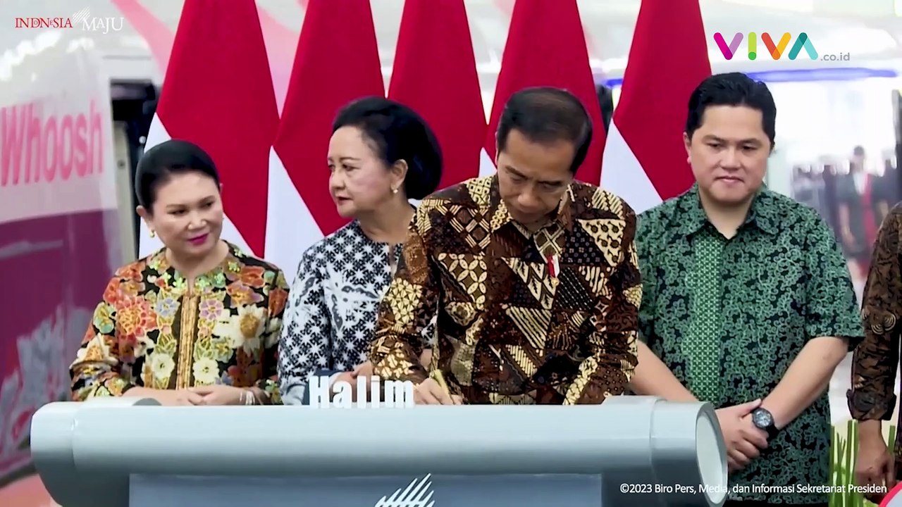 Gaya Jokowi Jajal Kereta Cepat 'Whoosh'