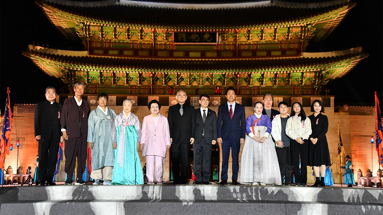 광화문 월대 백 년 만에 복원..."광화문 정신 되살린다" / YTN