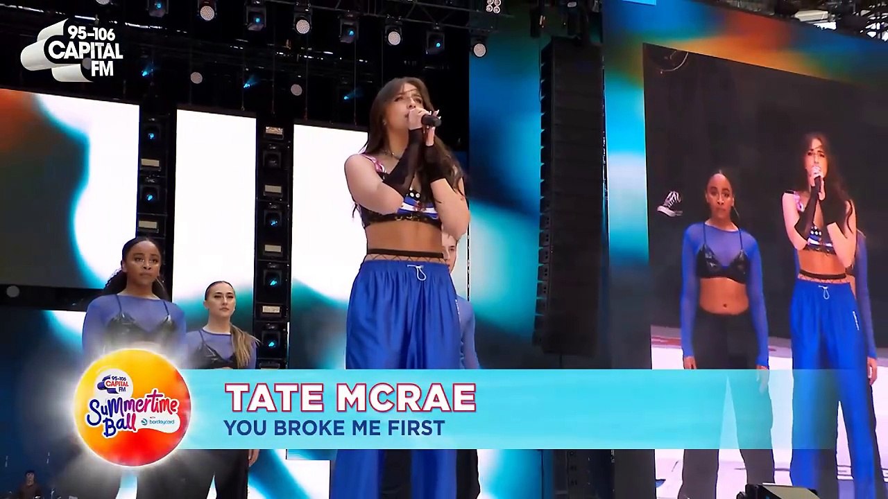 Tate McRae chante "You Broke Me First" en live