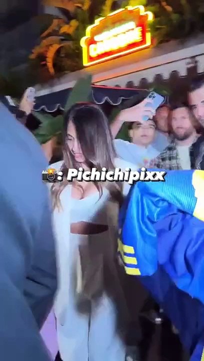 El llamativo gesto de Messi al ver una camiseta de Boca