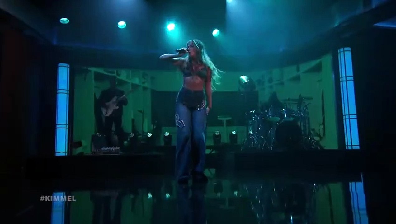 Tate McRae chante son tube "Greedy" en live