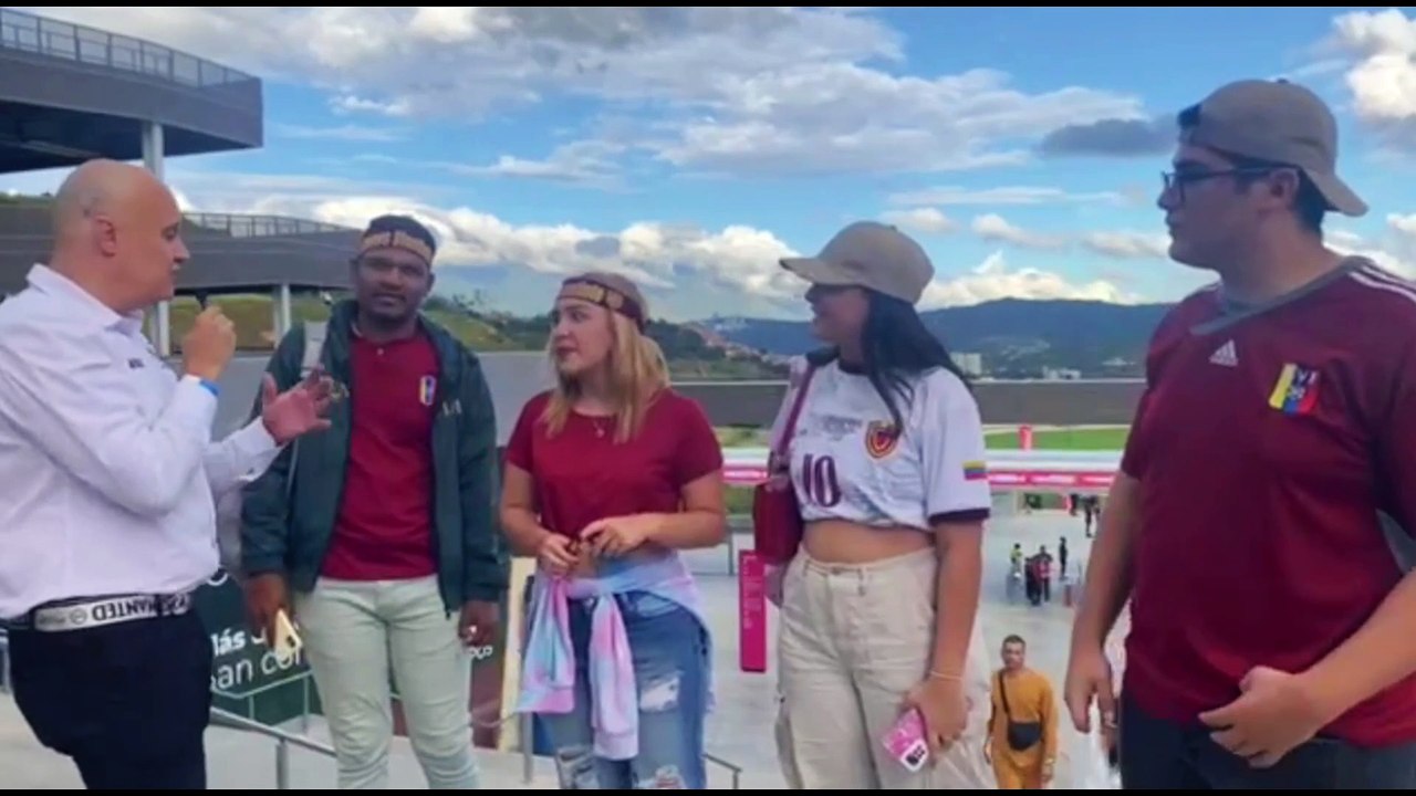 Llega el público al Estadio Monumental Caracas.