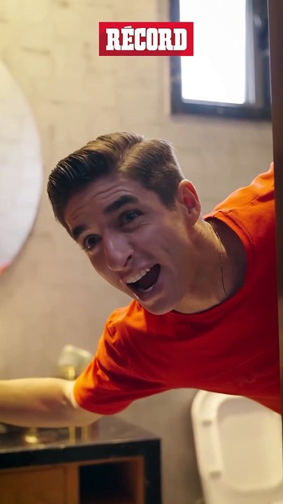 Jugadores de CHIVAS protagonizan comercial de PAPEL HIGIÉNICO