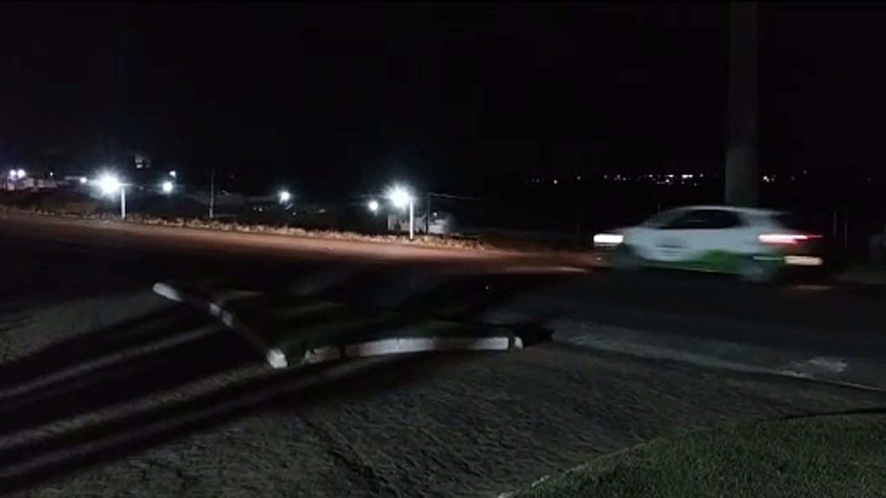 Corpo de um homem é encontrado em cima de sofá em área de mata