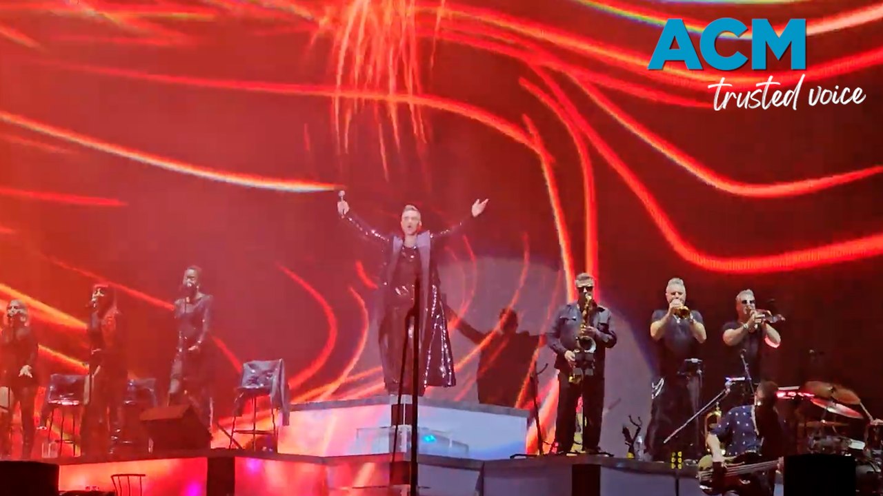 Robbie Williams pays homage to John Farnham at Sydney show