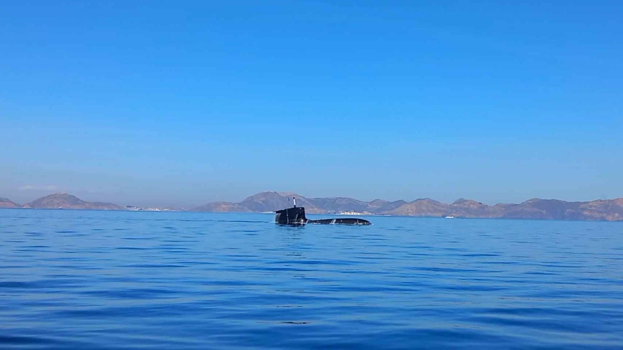 El submarino S-81 saliendo a superficie.