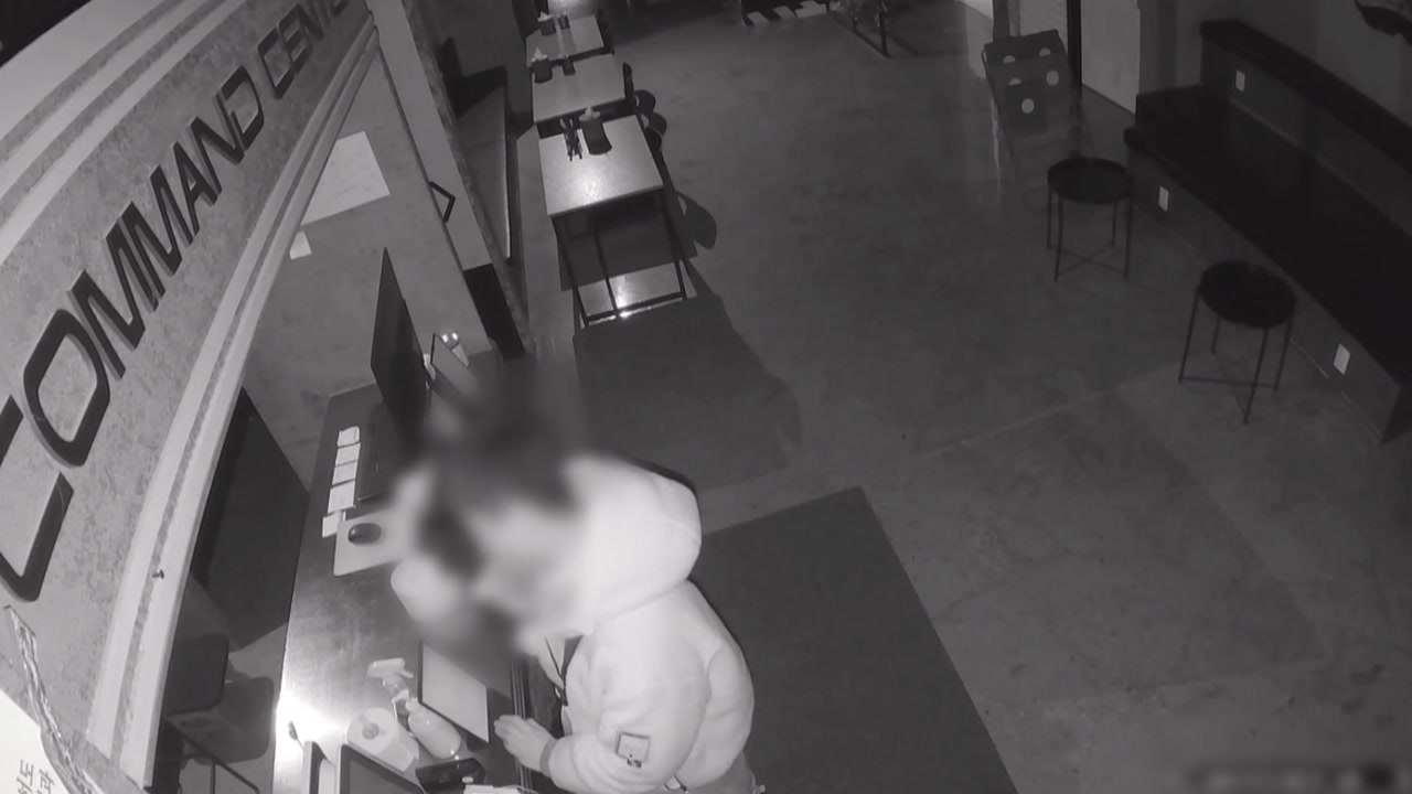 [단독] 방탈출 카페 침입해 현금 뭉치 훔쳐...경찰 추적 중 / YTN