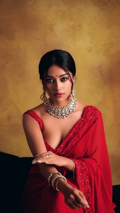 Desi actress in sexy red saree