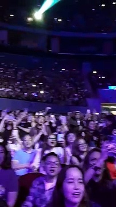 Alanis Morissette Performs Head Over Heels