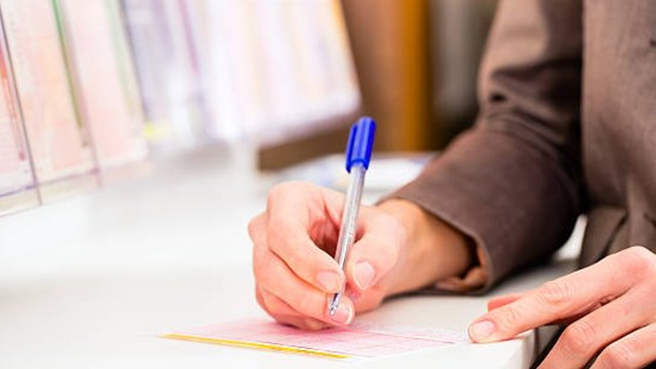 Hombre Gana La "Lotería De Por Vida" Tras Un Error En Su Boleto