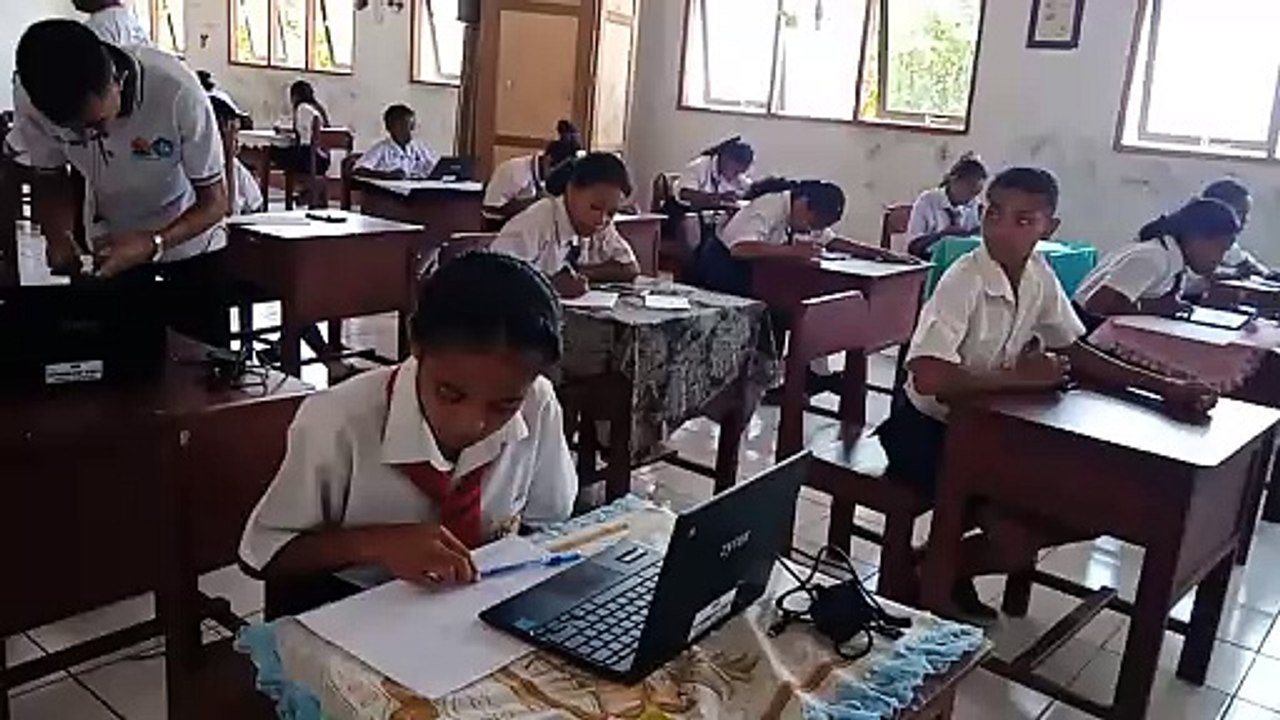 Siswa SMPN 4 Wulandoni Ujian Semester Berstandar Komputer