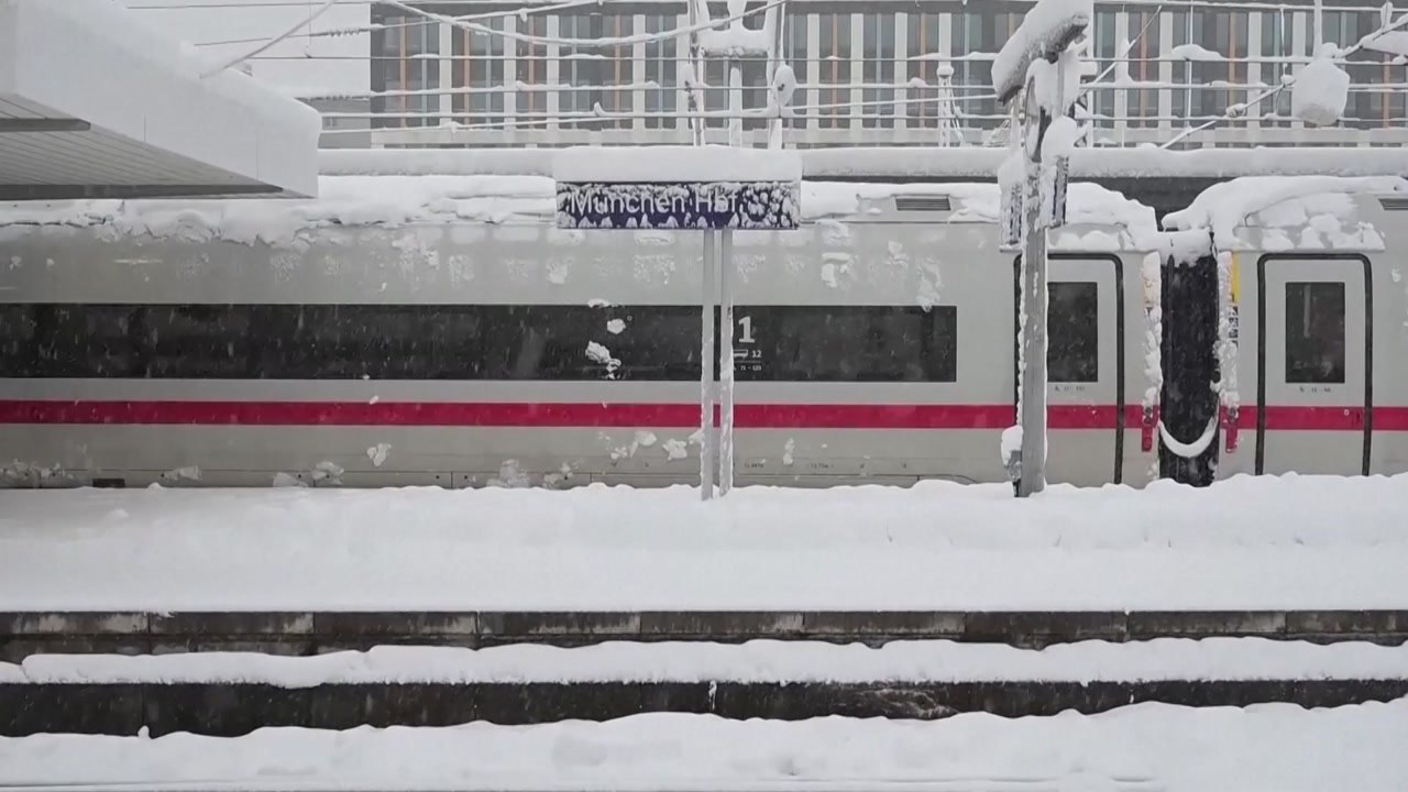 독일 뮌헨 공항 폭설에 마비...유럽 중부 교통대란·정전 / YTN