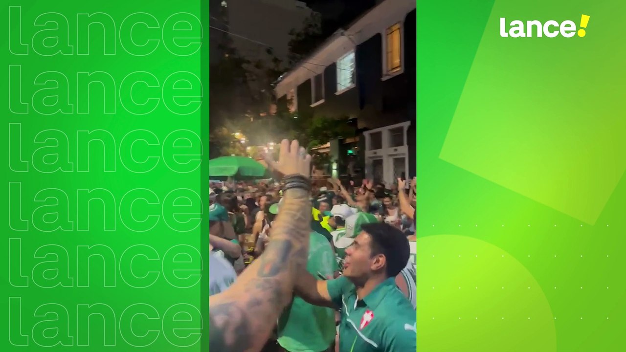 Torcedores do Palmeiras fazem brincadeiras com Tiquinho Soares ⚽