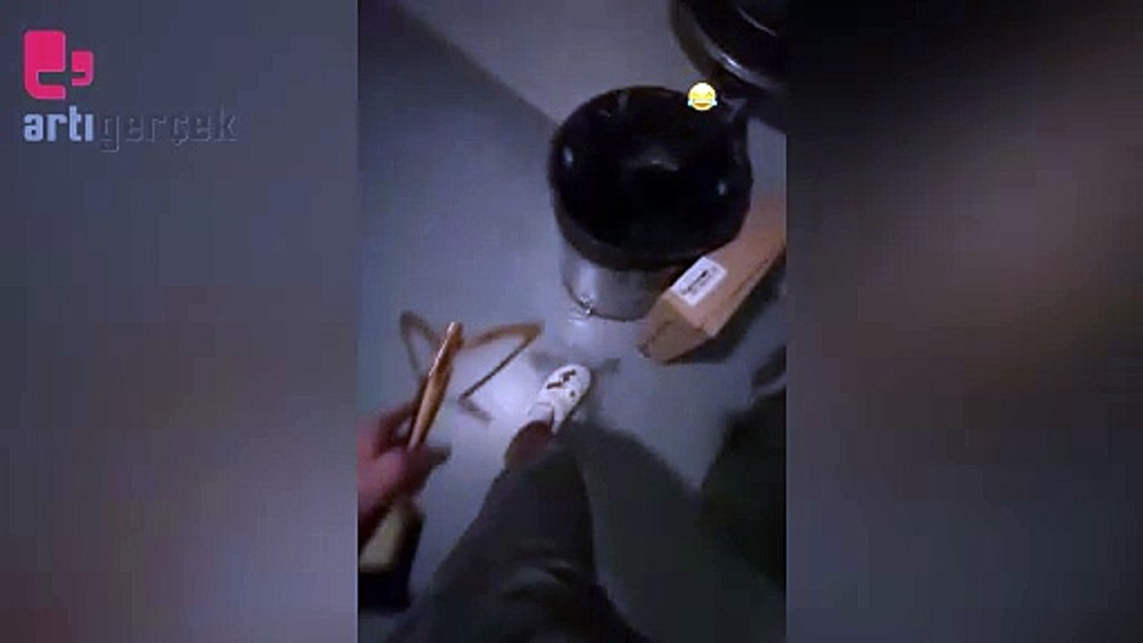 Reynmen Altın Kelebek Ödülü'nü çöpe attı