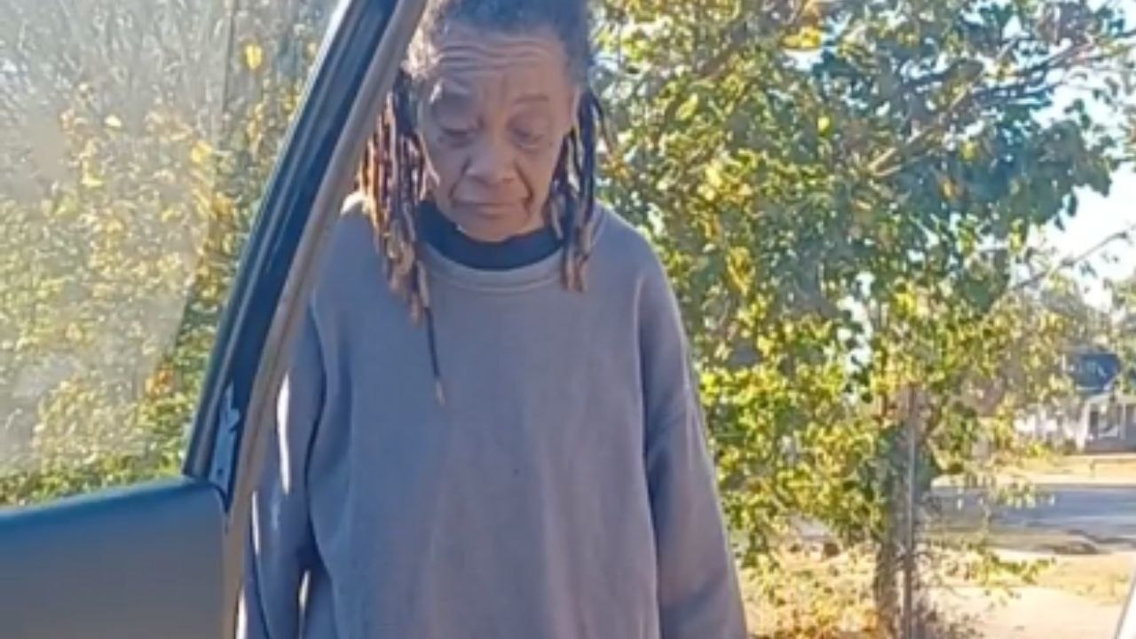 Woman egregiously scared of spiders gets pranked with a fake one