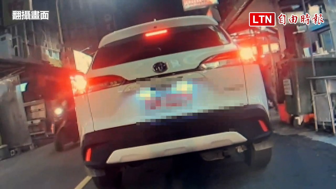 禮讓行人驟停被檢舉吃2萬4千元罰單  警：從寬認定撤銷罰單(翻攝畫面)