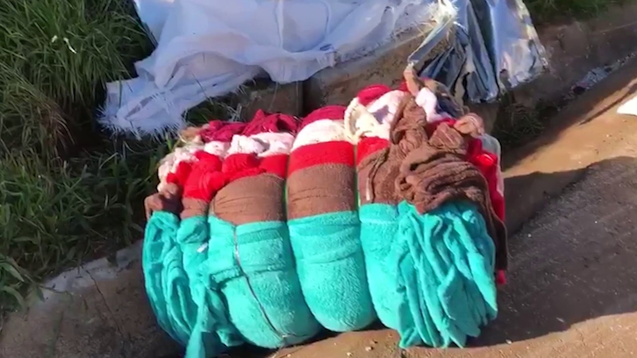 Carreta tomba no Trevo Cataratas, em Cascavel