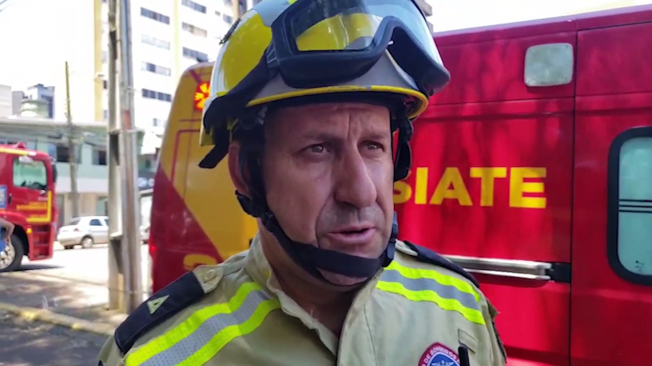 Kwid capota após colisão no Centro