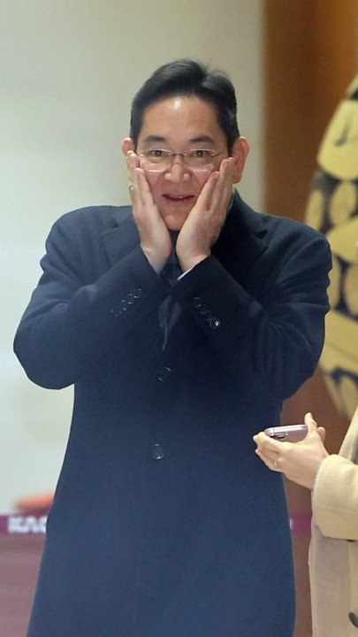 네덜란드서 귀국한 이재용 "출장 성과 90%가 반도체"