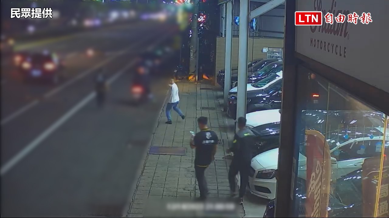 砰！車行4帥秒救車禍倒臥騎士 避免2次車禍(民眾提供)