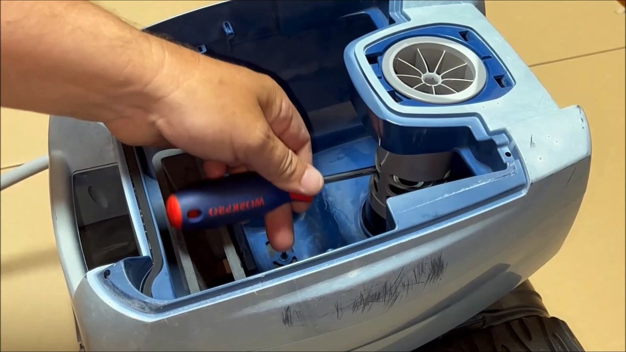 How to Remove a Zodiac TX35 Tornax Boby from its Chassis