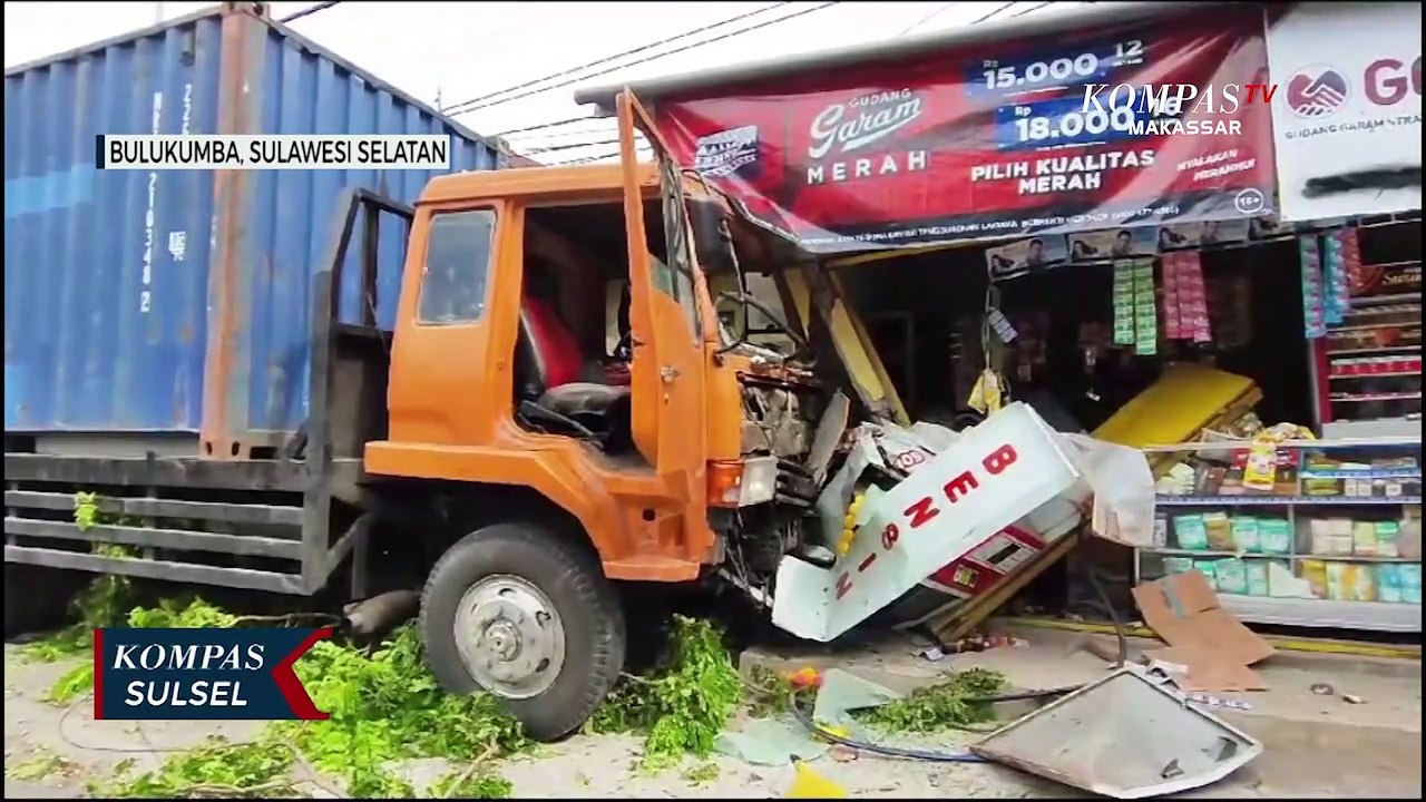 Truk Tronton Tabrak Kios Milik Warga