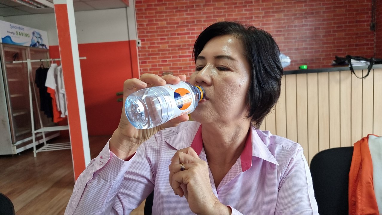 สส.หญิงก้าวไกลนนทบุรีชี้แจงแจกน้ำดื่มหมดอายุ แค่ติดฉลากผิด ⚠️