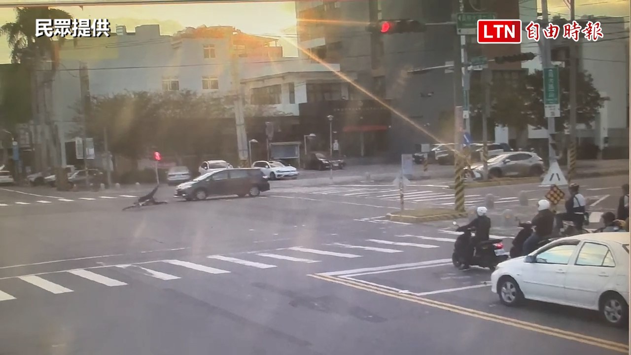 碰！高中生騎單車「紅燈硬要過」 被撞飛還要吃罰單（民眾提供）