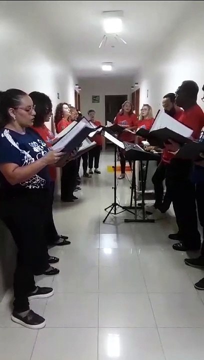 Apresentação do Coral Municipal emociona equipe e pacientes do Nossa Senhora Aparecida
