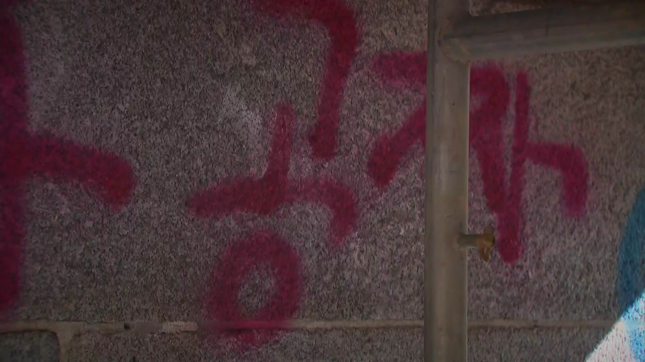 '세종대왕상'에도 낙서 지시...경찰, '이 팀장' 추적 / YTN